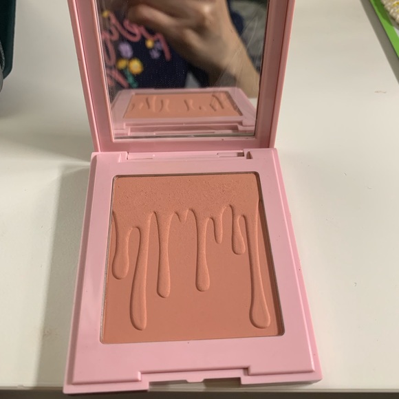 Kylie Jenner blush- close to perfect - Picture 2 of 4